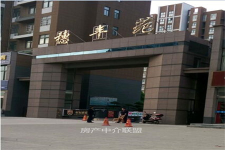 同仁小区三室一厅72平简装证满五出售